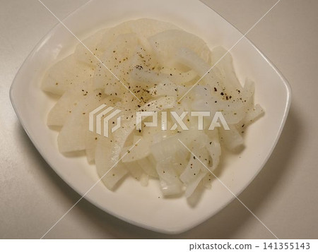 妻子做的家常菜——洋蔥辣椒沙拉,在家享用晚餐,一家人其樂融融。 妻子做的家常菜——洋蔥辣椒沙拉,在家享用晚餐,一家人其樂融融。 141355143