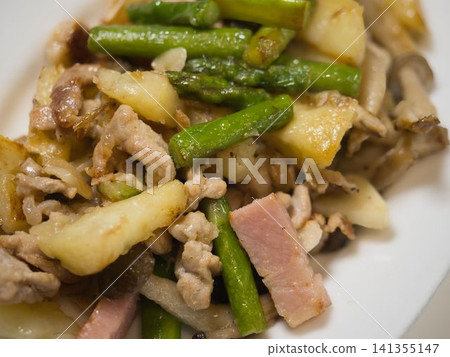 蘆筍培根炒飯,妻子做的家常菜,在家享用晚餐,一家人其樂融融。 蘆筍培根炒飯,妻子做的家常菜,在家享用晚餐,一家人其樂融融。 141355147