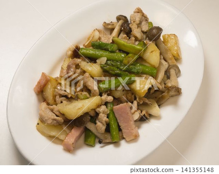 蘑菇蘆筍炒菜，妻子做的家常菜，在家享用晚餐，一家人其樂融融。 141355148