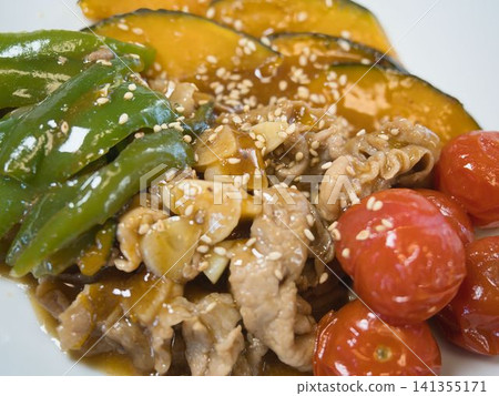 薑汁豬肉炒菜,妻子做的家常菜,在家吃晚餐,幸福的家庭 薑汁豬肉炒菜,妻子做的家常菜,在家吃晚餐,幸福的家庭 141355171