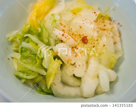 微醃的高麗菜,妻子做的家常菜,在家享用的晚餐,幸福的家庭 微醃的高麗菜,妻子做的家常菜,在家享用的晚餐,幸福的家庭 141355183