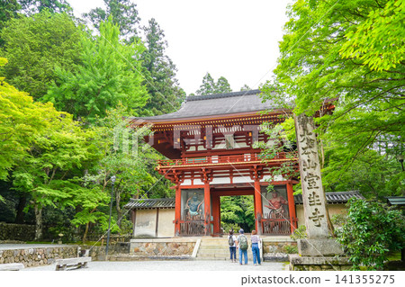 The vermilion-lacquered Niomon gate at the entrance of Murō-ji Temple in Uda City, Nara Prefecture, where the fresh greenery is beautiful. The vermilion-lacquered Niomon gate at the entrance of Murō-ji Temple in Uda City, Nara Prefecture, where the fresh greenery is beautiful. 141355275