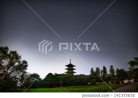 一座五層寶塔聳立在漆黑的夜空中,星空璀璨,充滿神秘氣息。 一座五層寶塔聳立在漆黑的夜空中,星空璀璨,充滿神秘氣息。 141355638