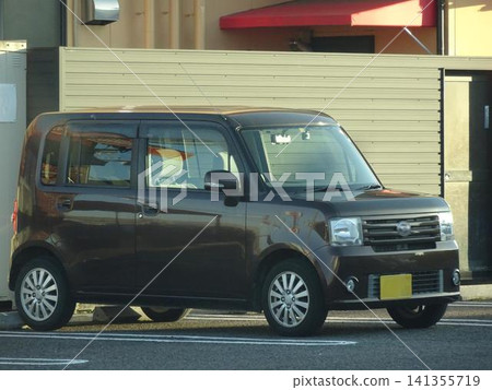 乘客車在停車場排隊 乘客車在停車場排隊 141355719