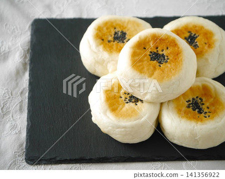 Flat-baked sweet bean paste bun 141356922
