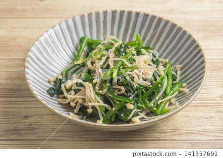 Spinach and enoki mushroom salad with sesame dressing 141357691