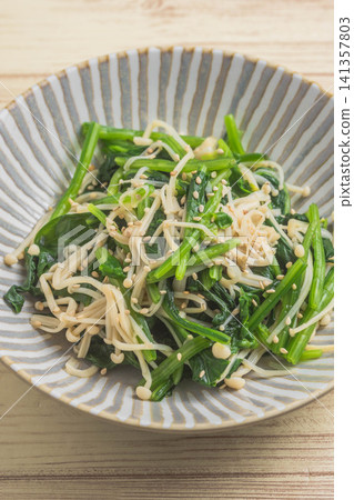 菠菜金針菇沙拉佐芝麻醬 菠菜金針菇沙拉佐芝麻醬 141357803