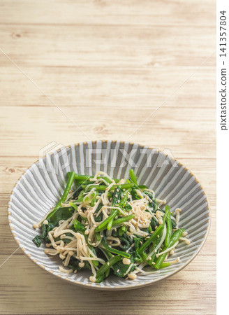 Spinach and enoki mushroom salad with sesame dressing Spinach and enoki mushroom salad with sesame dressing 141357804