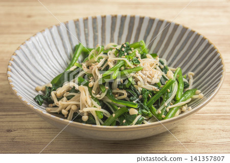 Spinach and enoki mushroom salad with sesame dressing 141357807