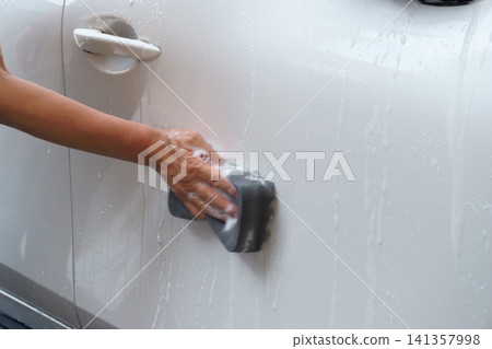 用海綿清洗車身的雙手 141357998