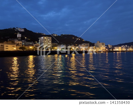 The city lights sparkling on the surface of the Onomichi Strait and the beautiful night view towards Senkoji Mountain. 141358430