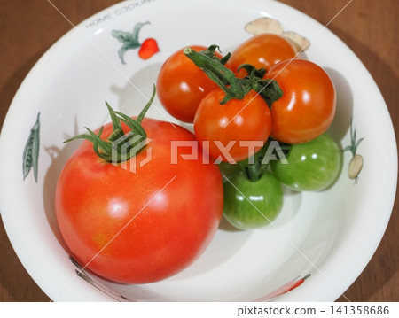 板上的西紅柿 板上的西紅柿 141358686