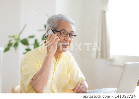 Senior men who operate smartphones Senior men who operate smartphones 141358724