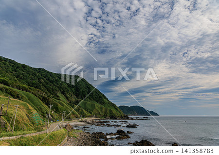 A beautiful driving route in the Hidaka region where dramatic cliffs and the rough waves of the Pacific Ocean harmonize. A beautiful driving route in the Hidaka region where dramatic cliffs and the rough waves of the Pacific Ocean harmonize. 141358783