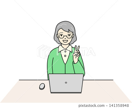 一位老婦人在電腦前面帶著微笑,比出和平手勢。 一位老婦人在電腦前面帶著微笑,比出和平手勢。 141358948