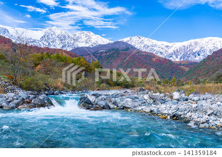從白馬村白馬大橋附近看到的山巒秋色和白雪皚皚的右轉立山山脈[長野縣] 141359184
