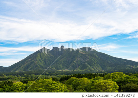 A clear, sunny view of Mount Aso-Nekodake, Kumamoto Prefecture. A clear, sunny view of Mount Aso-Nekodake, Kumamoto Prefecture. 141359278