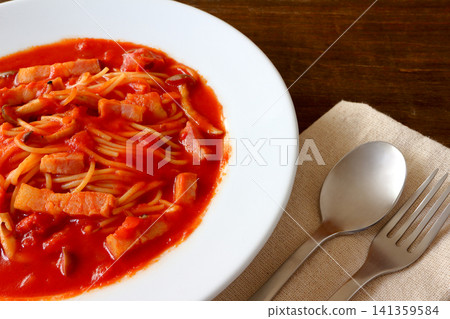 桌子背景擺放著番茄湯意麵。 桌子背景擺放著番茄湯意麵。 141359584