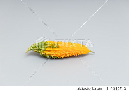一張苦瓜過熟變黃的庫存照片。 一張苦瓜過熟變黃的庫存照片。 141359740