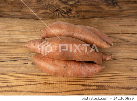 Raw sweet potato, red sweetpotato tubers Raw sweet potato, red sweetpotato tubers 141360689