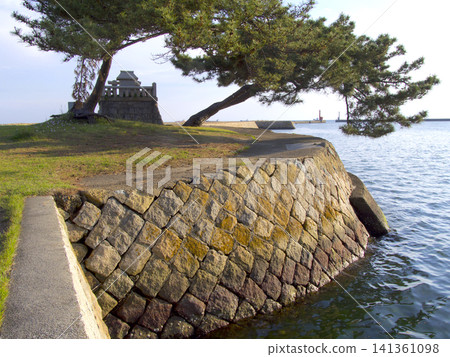 高砂向島台場(堡壘)位於兵庫縣高砂海濱公園內 / 日本百佳白沙松灘之一 / 土木工程遺產地 高砂向島台場(堡壘)位於兵庫縣高砂海濱公園內 / 日本百佳白沙松灘之一 / 土木工程遺產地 141361098