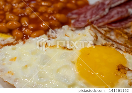 Baked white beans in tomato sauce texture close up 141361162
