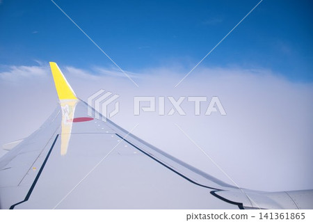 天空、雲朵和飛機機翼 天空、雲朵和飛機機翼 141361865
