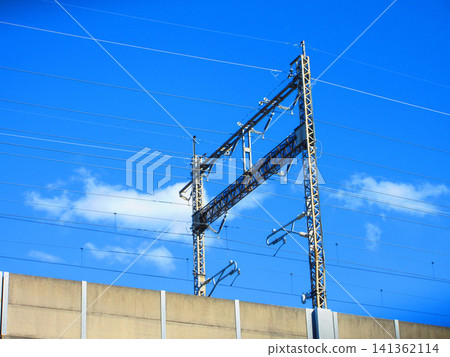 A landscape featuring overhead power line poles supplying electricity to the Shinkansen and a blue sky. A landscape featuring overhead power line poles supplying electricity to the Shinkansen and a blue sky. 141362114