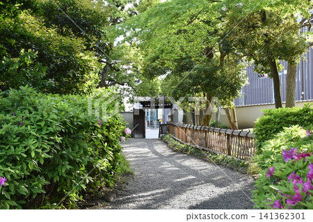 The solemn entrance to the scenic former Yasuda Garden, surrounded by the city's skyscrapers. The solemn entrance to the scenic former Yasuda Garden, surrounded by the city's skyscrapers. 141362301