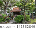 A lush green landscape of the former Yasuda Garden, a scenic spot in the Ryogoku area of Sumida Ward. 141362849