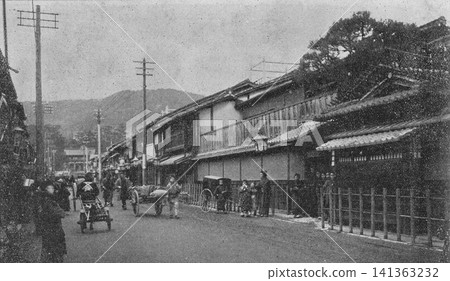 老照片,1907-1918 年,京都祇園四條通(背景為八坂神社西門)。 老照片,1907-1918 年,京都祇園四條通(背景為八坂神社西門)。 141363232