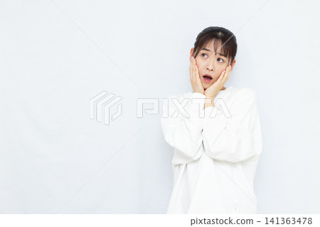Surprised and amazed woman Surprised and amazed woman 141363478