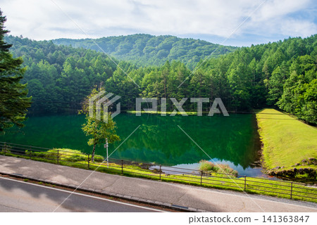A spectacular view from the observation deck at Mishaka Pond in summer (Chino City, Nagano Prefecture) 141363847