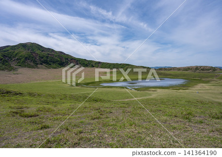熊本縣草千里濱草原和江之山的晴朗天氣。 熊本縣草千里濱草原和江之山的晴朗天氣。 141364190