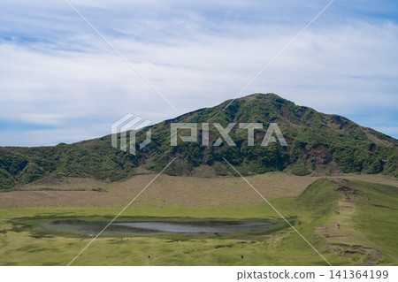 熊本縣草千里濱草原和江之山的晴朗天氣。 141364199