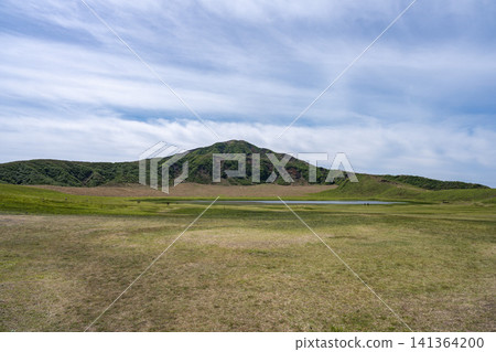 熊本縣草千里濱草原和江之山的晴朗天氣。 熊本縣草千里濱草原和江之山的晴朗天氣。 141364200