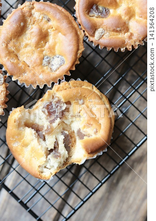 Half-cut rice flour muffins filled with plenty of chestnuts; healthy muffins made without eggs or wheat flour. Half-cut rice flour muffins filled with plenty of chestnuts; healthy muffins made without eggs or wheat flour. 141364208