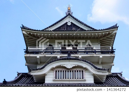 The keep of Kawara Castle stands out against the blue sky in Tottori City, Tottori Prefecture. The keep of Kawara Castle stands out against the blue sky in Tottori City, Tottori Prefecture. 141364272