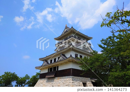 The keep of Kawara Castle stands out against the blue sky in Tottori City, Tottori Prefecture. The keep of Kawara Castle stands out against the blue sky in Tottori City, Tottori Prefecture. 141364273