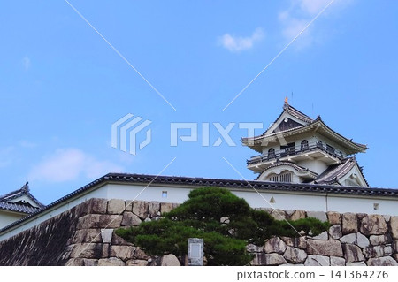 The keep of Kawara Castle stands out against the blue sky in Tottori City, Tottori Prefecture. The keep of Kawara Castle stands out against the blue sky in Tottori City, Tottori Prefecture. 141364276