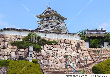 The keep of Kawara Castle stands out against the blue sky in Tottori City, Tottori Prefecture. The keep of Kawara Castle stands out against the blue sky in Tottori City, Tottori Prefecture. 141364277