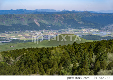 從熊本縣草千里眺望米塚和廣闊的阿蘇火山口 141364282