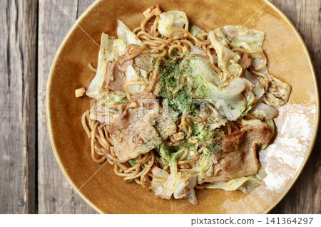 蒜蓉炒麵,配上五花肉、大量生菜和濃稠醬汁。 蒜蓉炒麵,配上五花肉、大量生菜和濃稠醬汁。 141364297