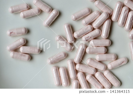 透明膠囊,內含卡姆果粉;一種維生素補充劑。 透明膠囊,內含卡姆果粉;一種維生素補充劑。 141364315