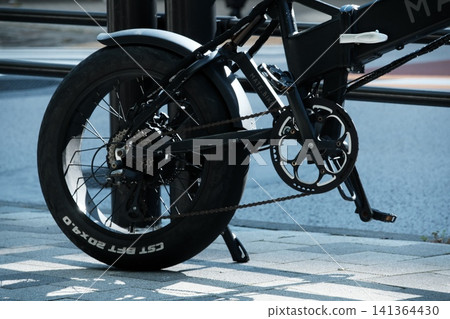 時尚的電動胖胎自行車,採用後輪和機械車架設計。 時尚的電動胖胎自行車,採用後輪和機械車架設計。 141364430
