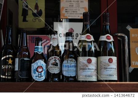 時尚餐廳裡擺放著一排精釀啤酒和葡萄酒。 時尚餐廳裡擺放著一排精釀啤酒和葡萄酒。 141364672
