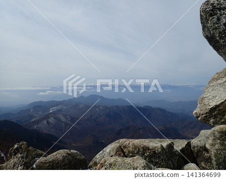 三月初的金峰山(山梨縣甲府市和北斗市) 三月初的金峰山(山梨縣甲府市和北斗市) 141364699