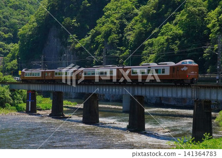 八雲特快列車駛過鐵路橋 八雲特快列車駛過鐵路橋 141364783