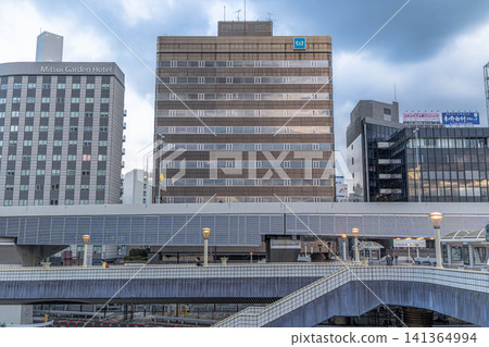 Evening view of the Tokyo Metro headquarters building and pedestrian deck [Higashi-Ueno, Taito-ku, Tokyo] 141364994