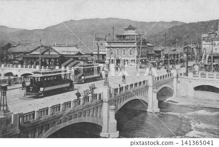 老照片,1918-1933 年,京都四條大橋(當時是一座拱橋,於 1913 年建成)。 老照片,1918-1933 年,京都四條大橋(當時是一座拱橋,於 1913 年建成)。 141365041